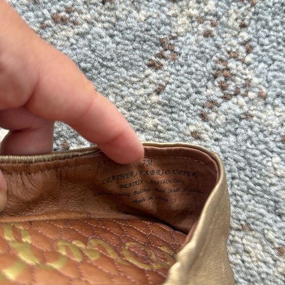 Sam Edelman Beatrix Egypt Spike Cap Toe Flats Gold 7 - Picture 8 of 8